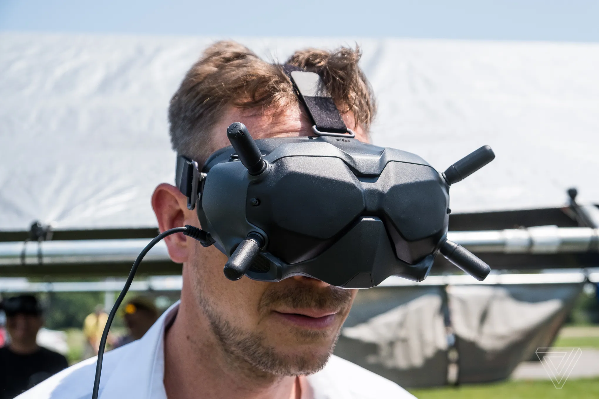 FPV-lentäjä lasit päässä