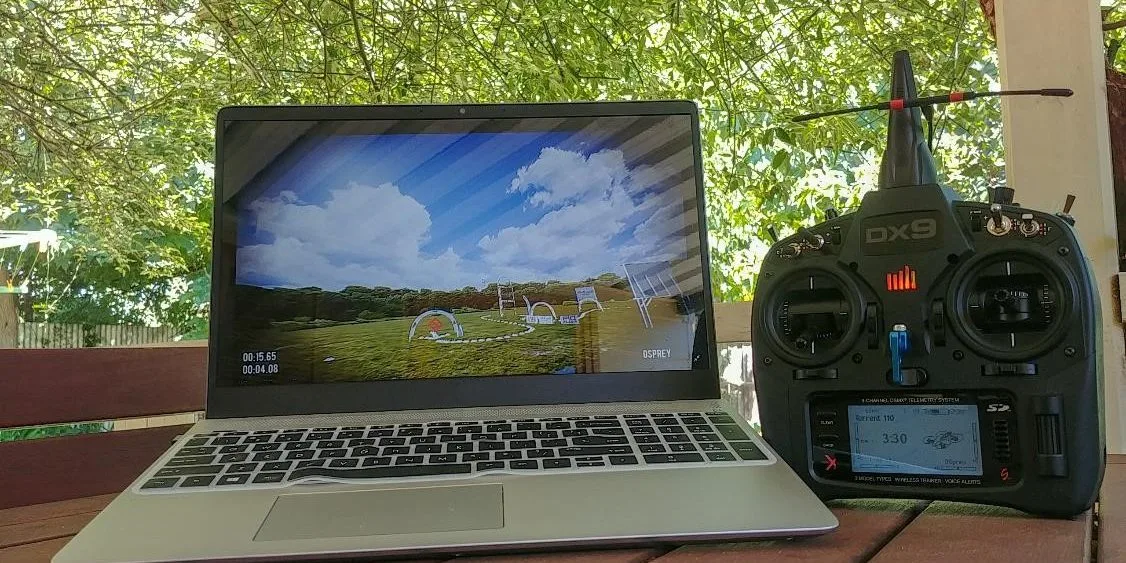 FPV-drone simulaattori tietokonenäytöllä